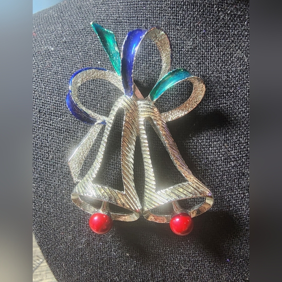 Vintage GERRY'S Bell Brooch - Picture 5 of 6